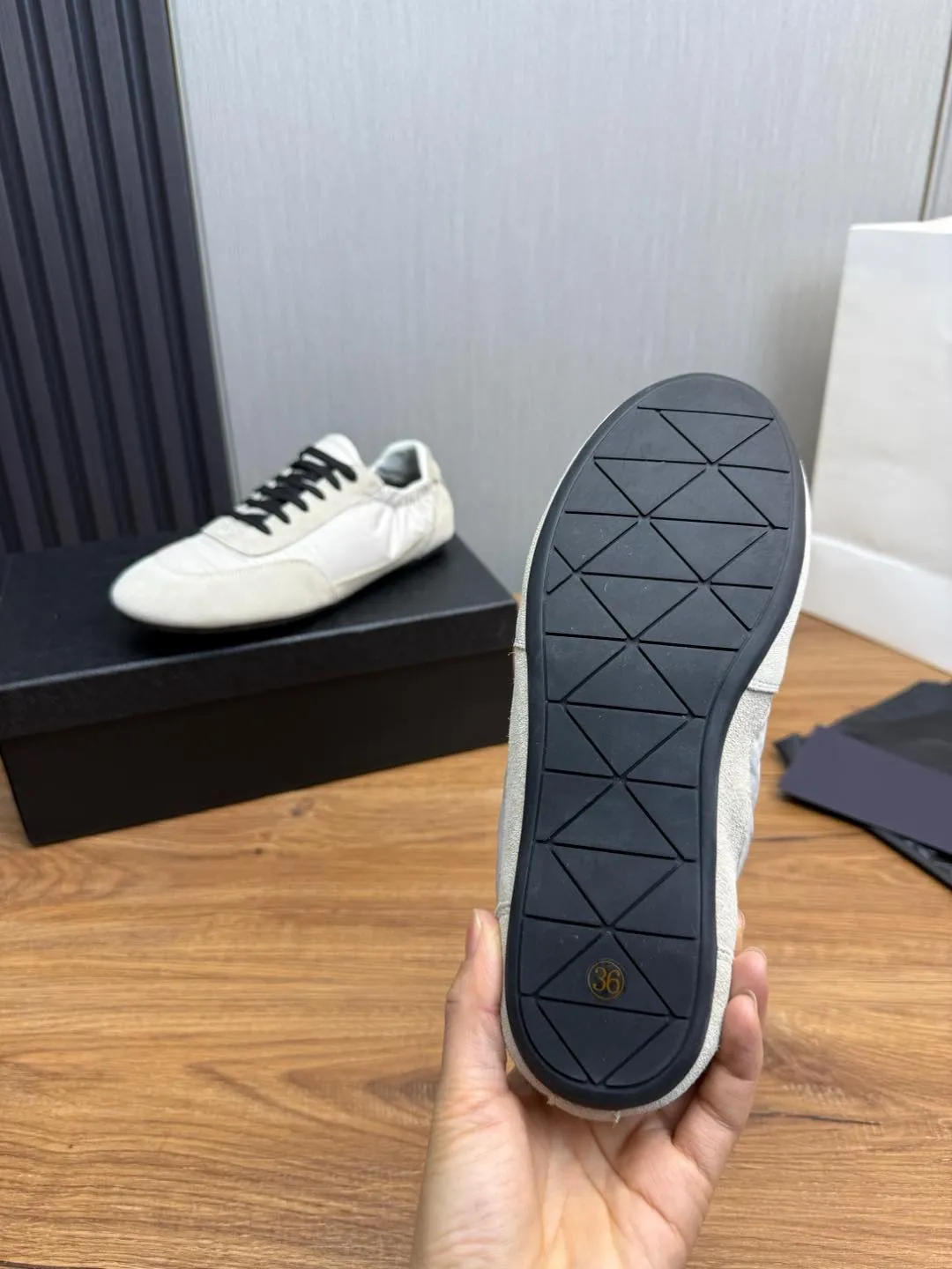 Men's shoes 💰600💰 PRADA 2025 Early Spring Collapse New Couple Style Sports Shoes Moral Training Shoes The name Collapse comes from the fact that it can be easily put on and taken off with bare hands. The light and comfortable features make it more relaxed and casual. The side elastic design can be worn twice! Super comfortable catwalk sneakers, as light and thin as ballet slippers, as comfortable as sneakers, comfortable and super light on the feet. Fabric: nubuck leather spliced ​​with nylon cloth. Silk cowhide foot pads. Size: Women's code 35/40 Men's code 39/45